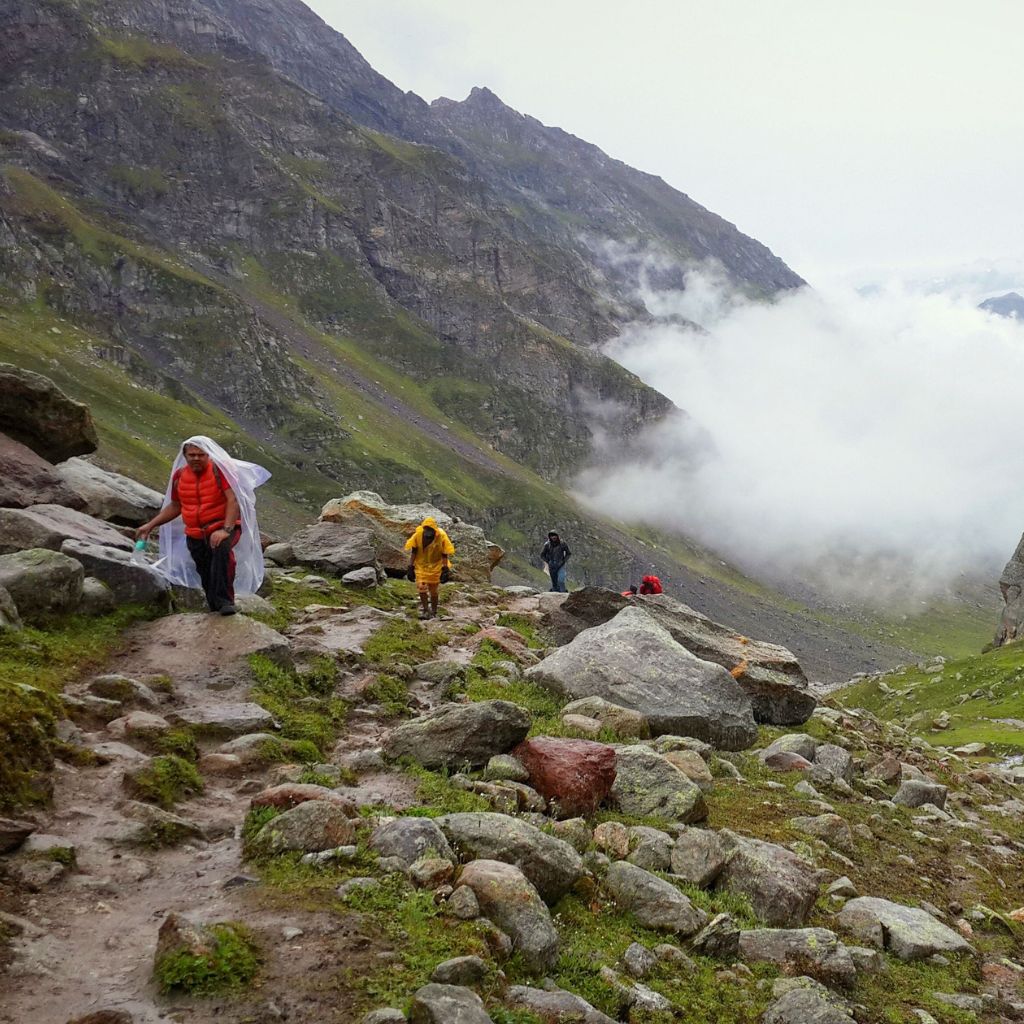 Trek from Siagoru to Chhatru on return from Hampta Pass