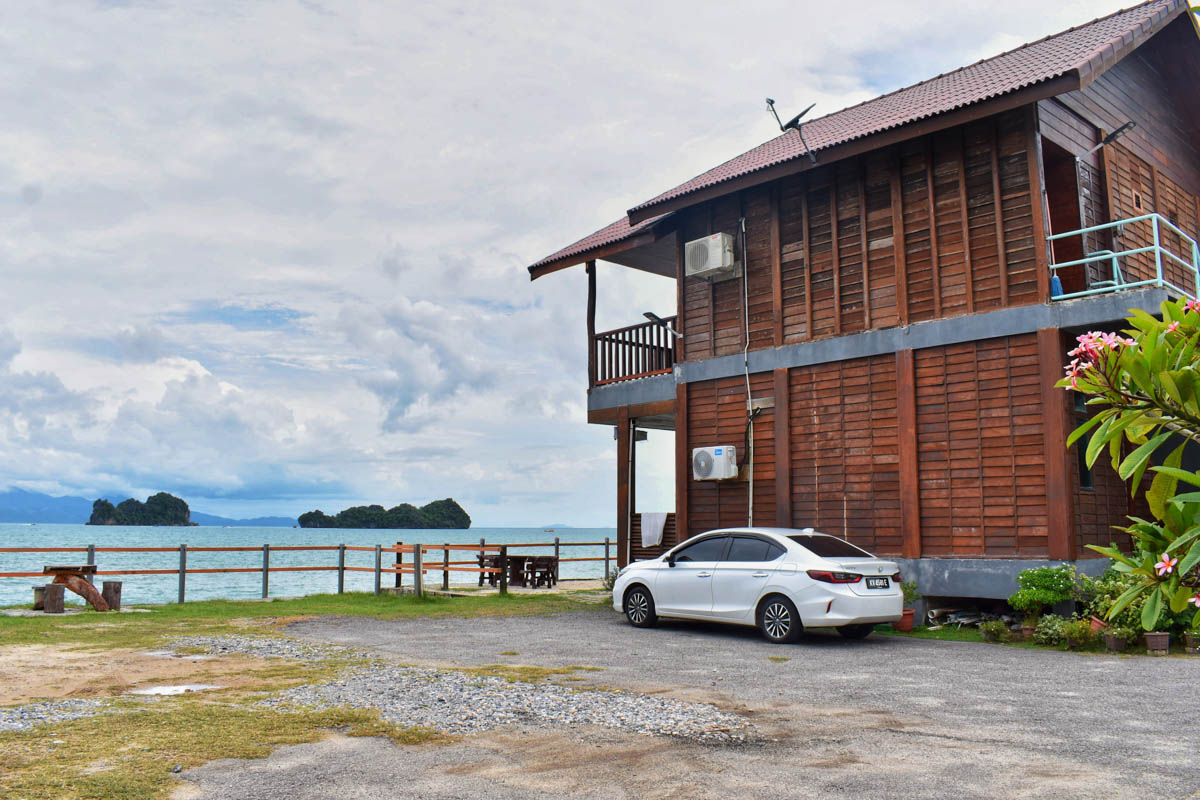 Right at the shores of the ocean and adjacent to Pantai Rekreasi Kastam is De Balqis Chalet in Tanjung Rhu