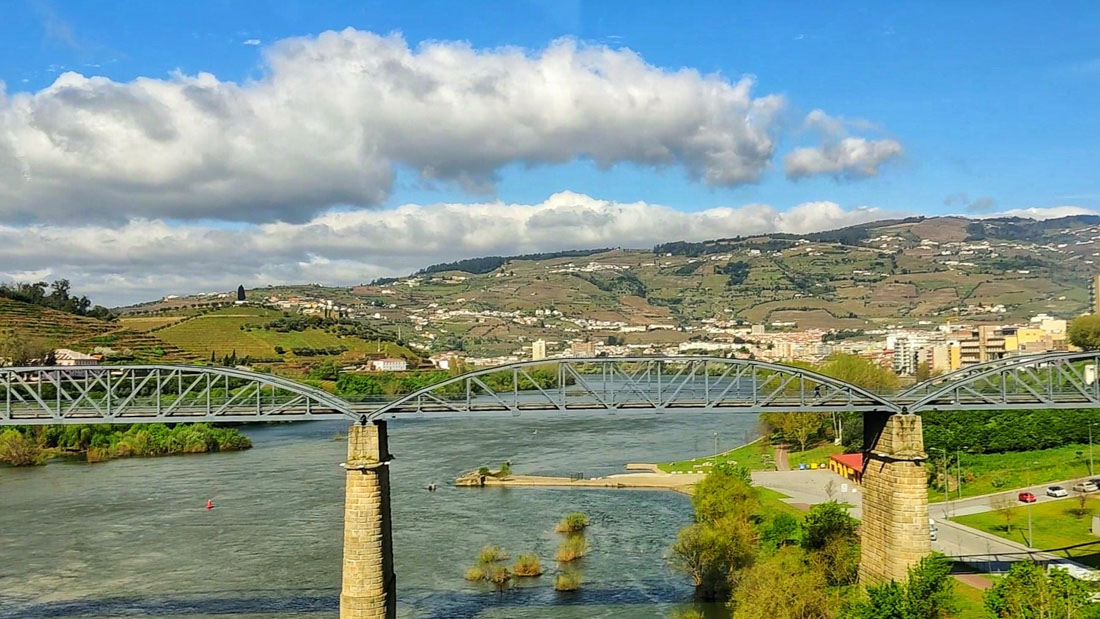 Ponte metálica da régua bridge on Douro River