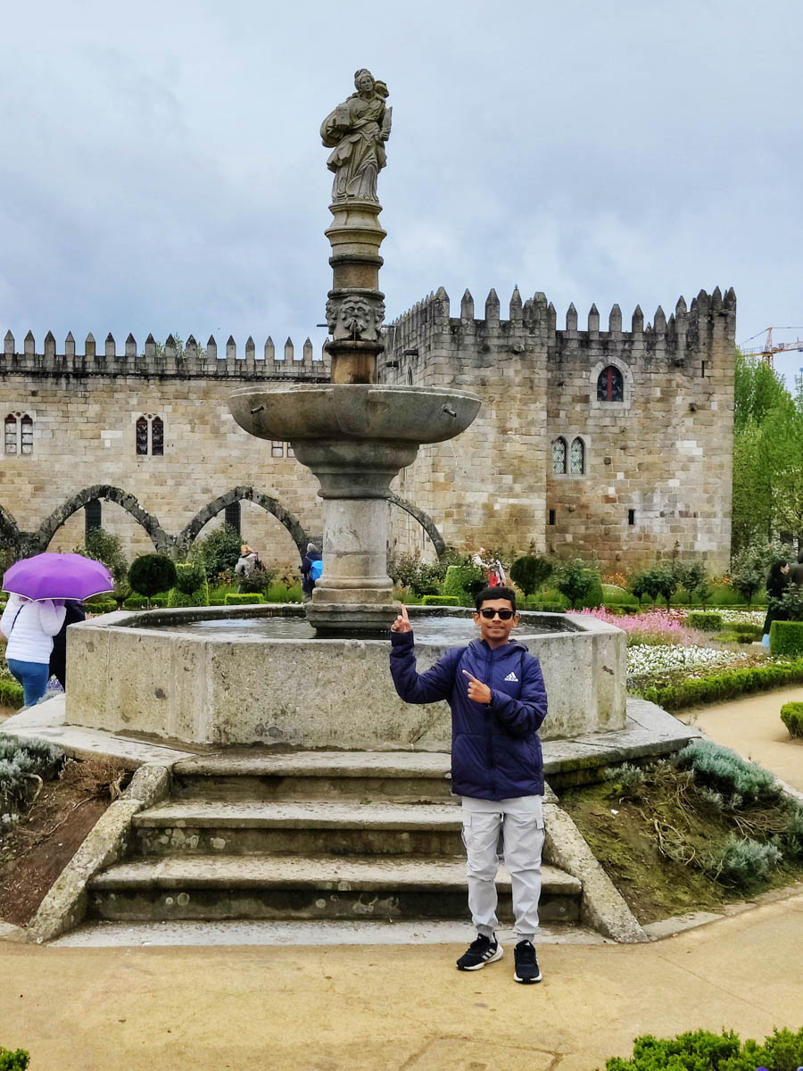 I decided to spend a little bit of time clicking photos in the Braga town square before going for lunch