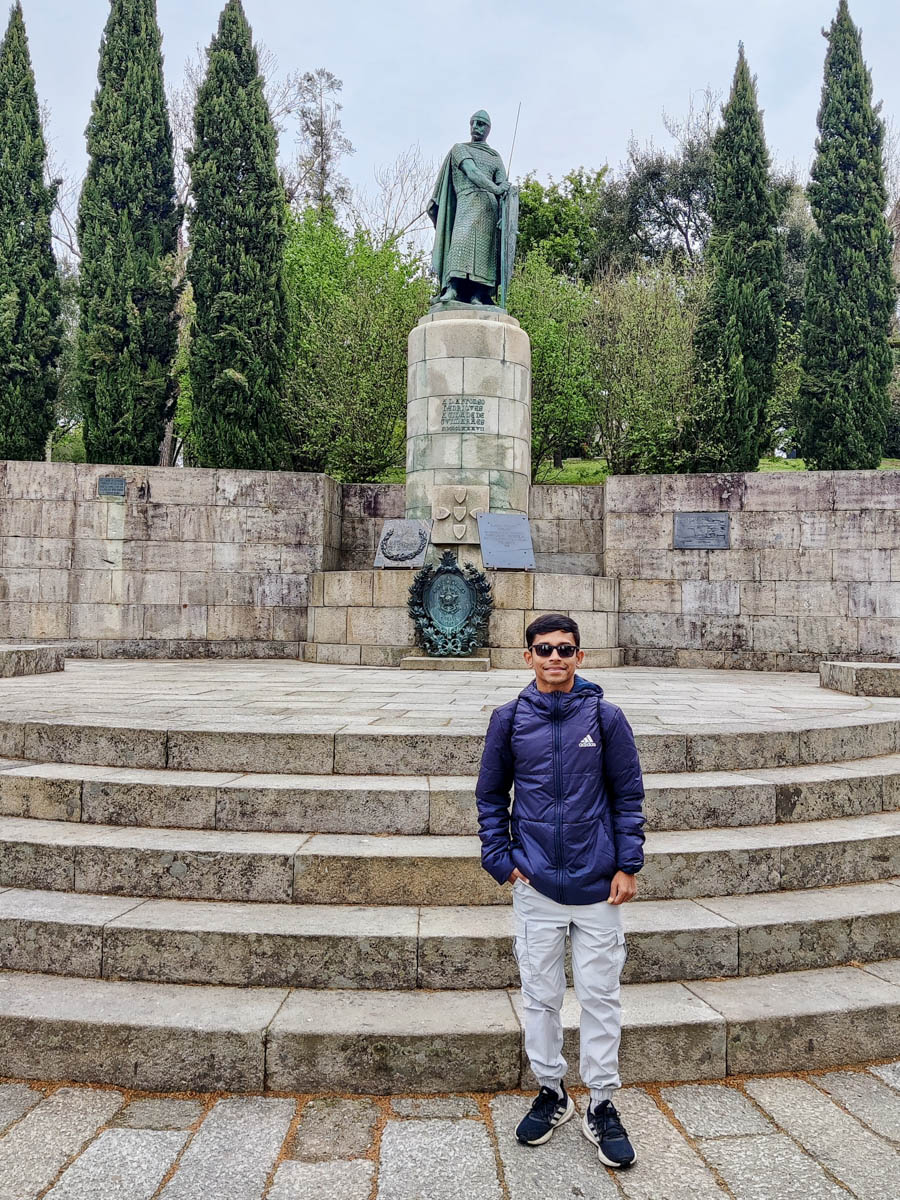 I decided to get myself clicked with Portugal’s first king, Afonso Henriques! Well his statue to be more precise 