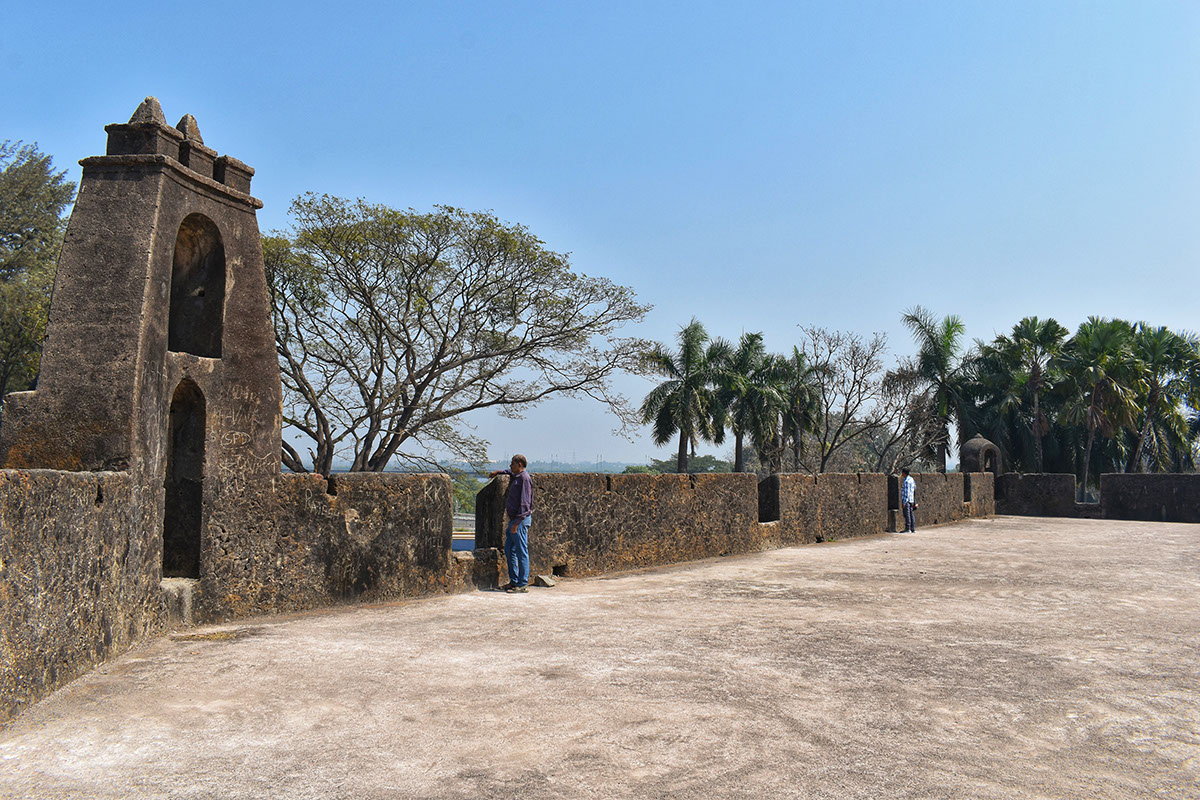 The upper floor of Moti Daman Fort has the bastion facing the ocean