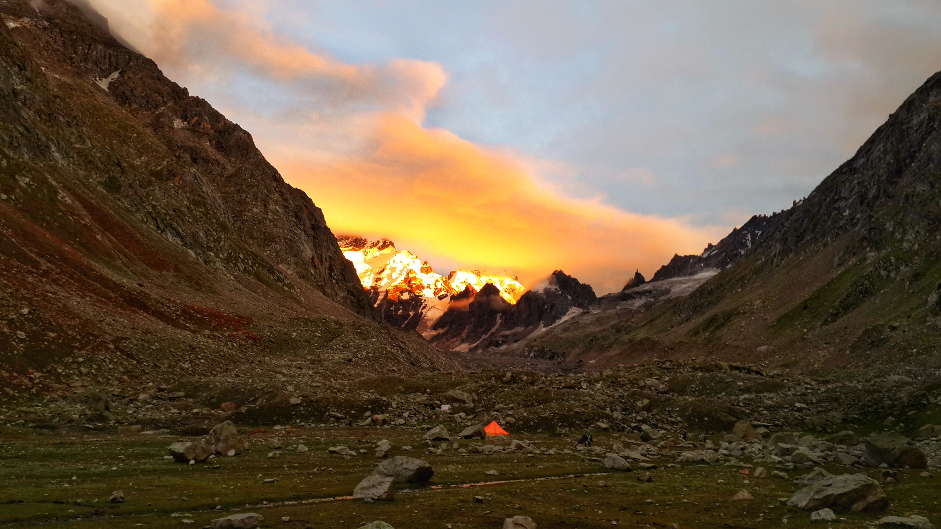 The view of Hampta Pass with the sun's rays and snow