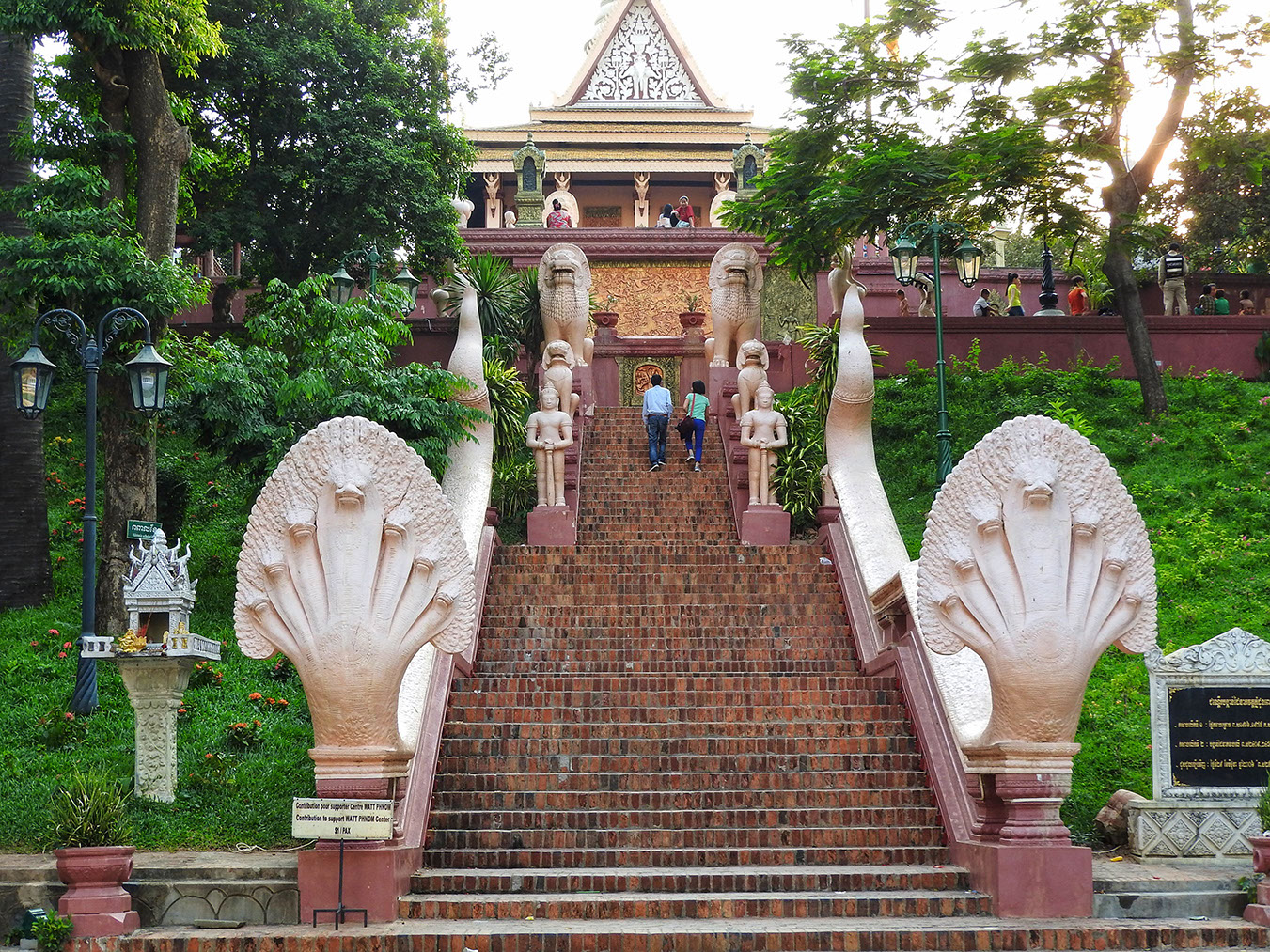 The entrance of Wat Phnom has a stairway with a Lion and Serpent motif, similar to that of Siem Reap.