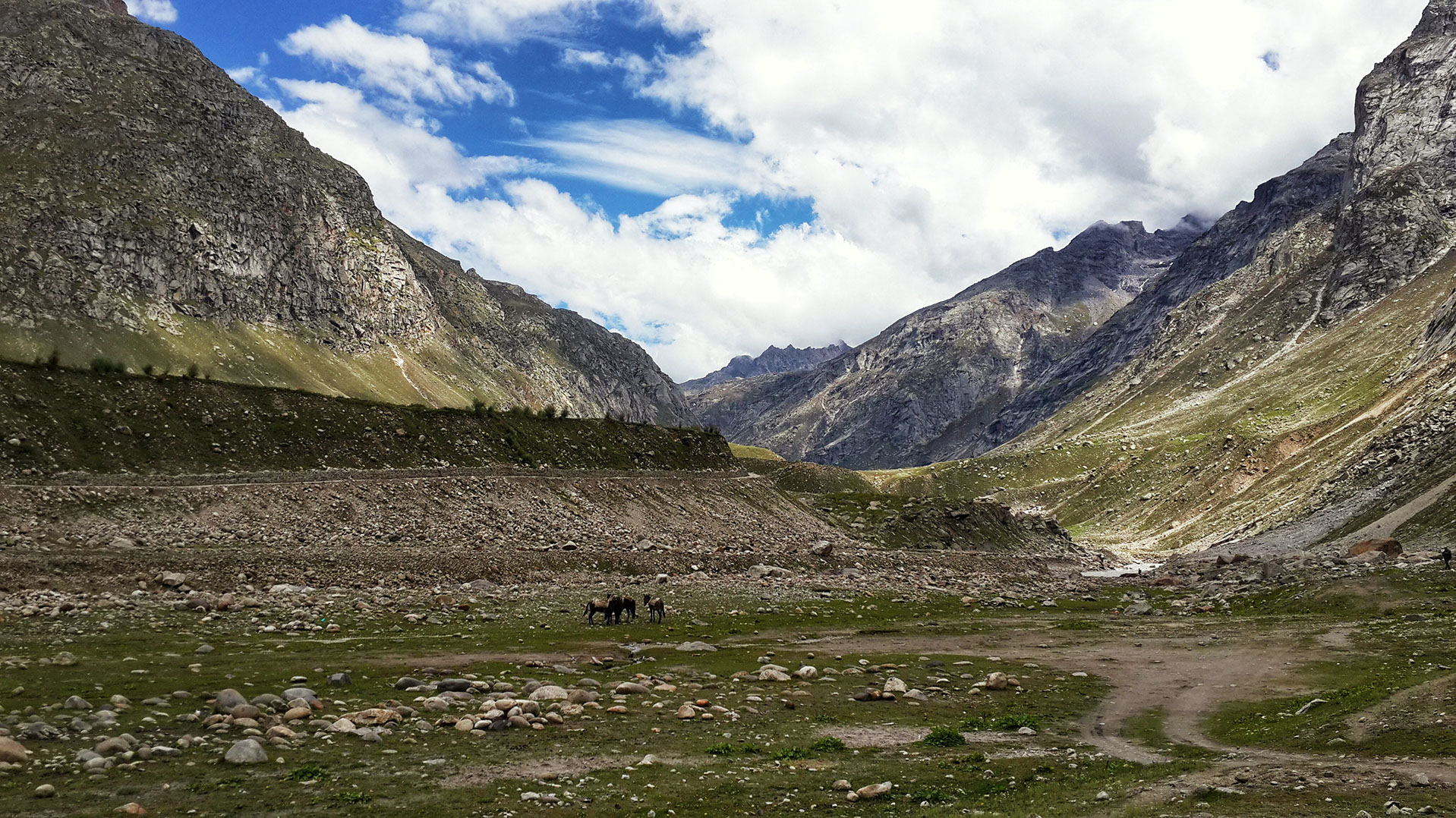 A final peek in the direction of the Hampta Pass and the sight of the beautiful mountains