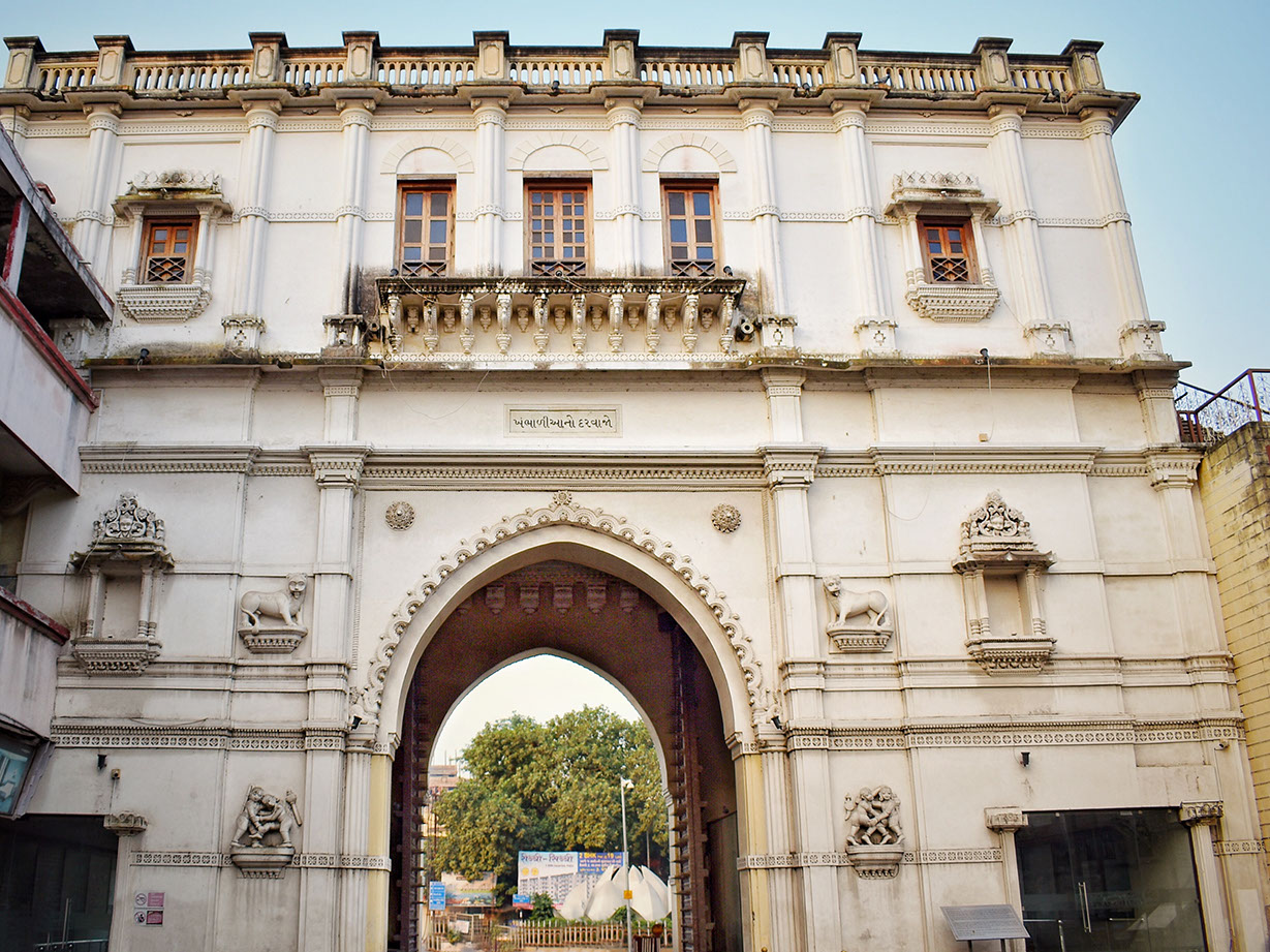 The exquisite architecture of Khambhaliya Gate