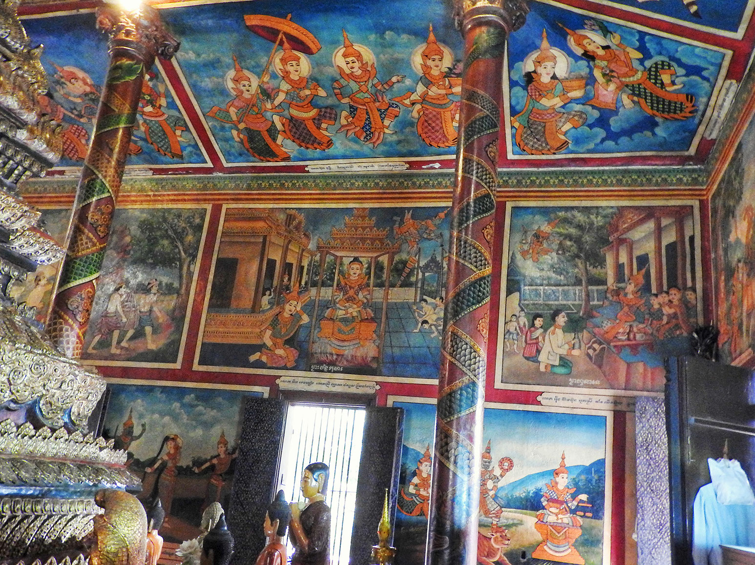 The ancient paintings on the ceiling of Wat Phnom represent Buddha tales.