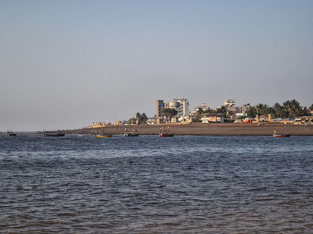 Nani Daman's shoreline, Devka Beach