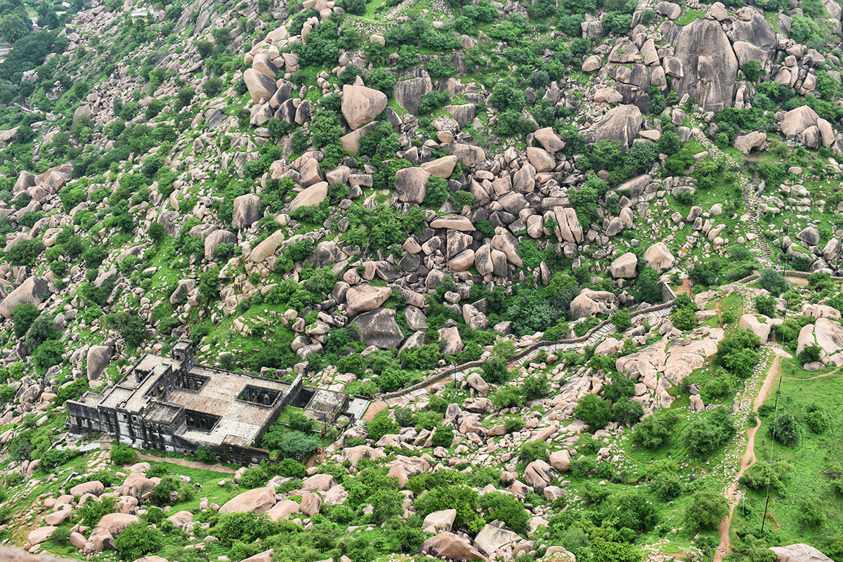 A bird's-eye-view of Daulat Mahal and steps to Idariyo Gadh