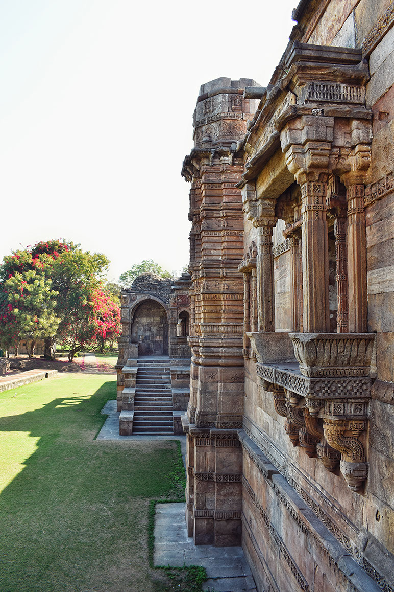 An entrance on the north side of the prayer hall was reserved for royal women of Champaner