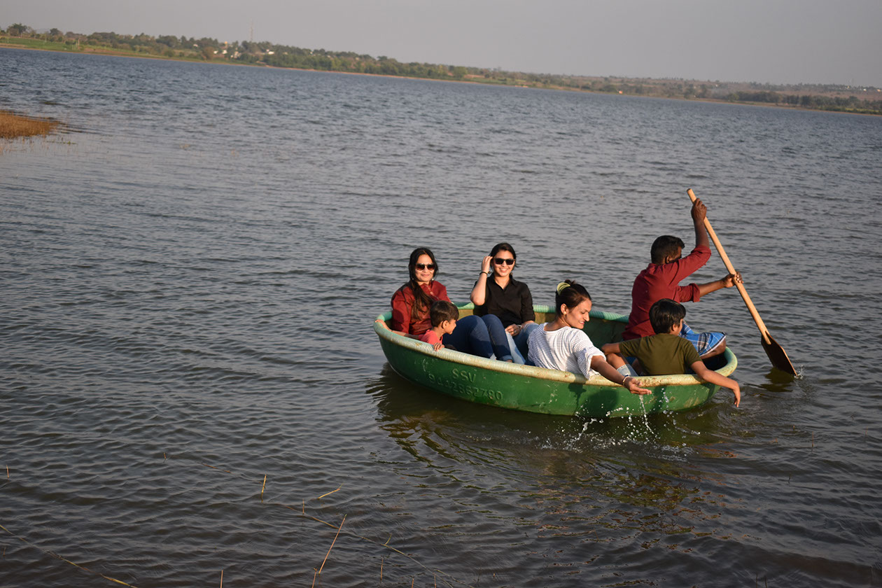 A thrilling coracle ride with local fisherman in Kabini backwaters.