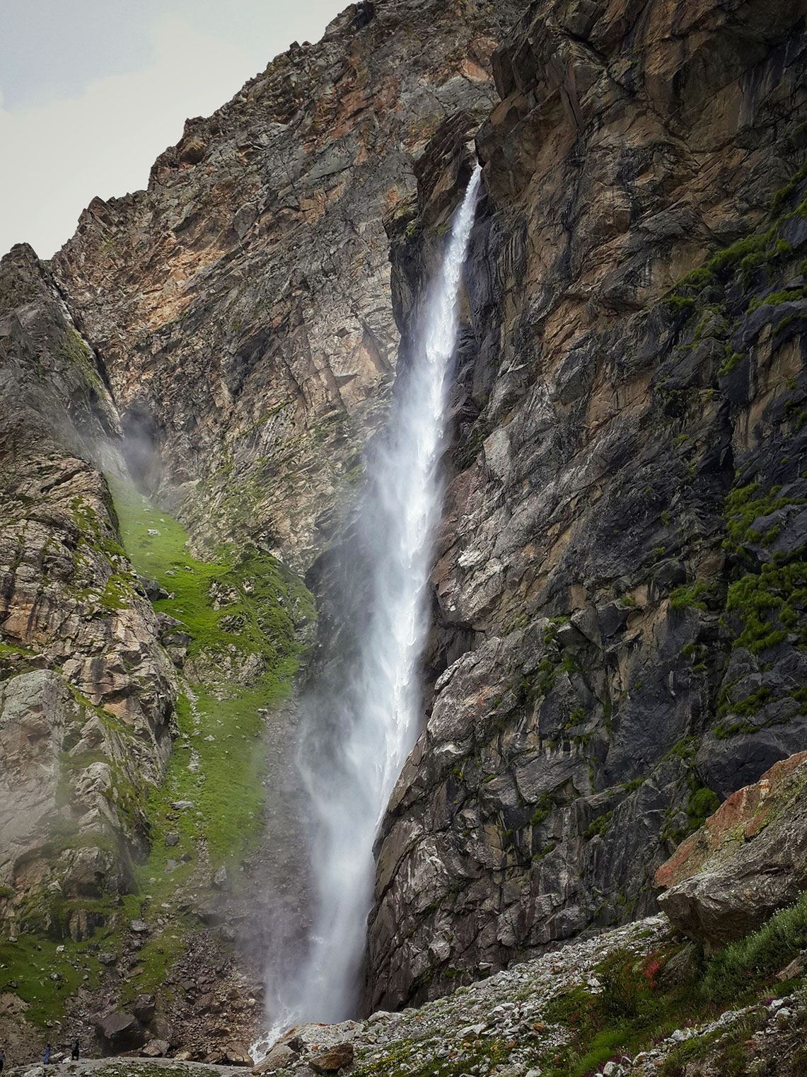 Vasundhara Falls is set at a height of 12,000 feet above sea level