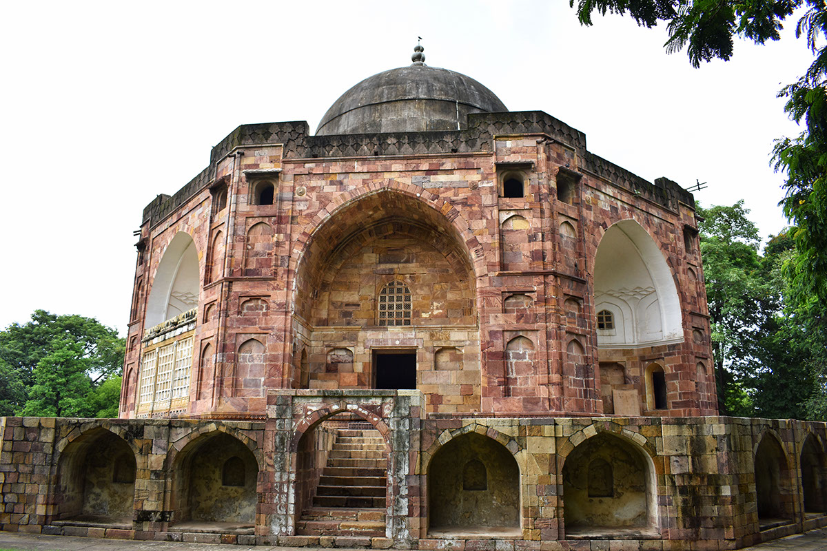 Five arches encircle the Qutubuddin maqbara platform at its base