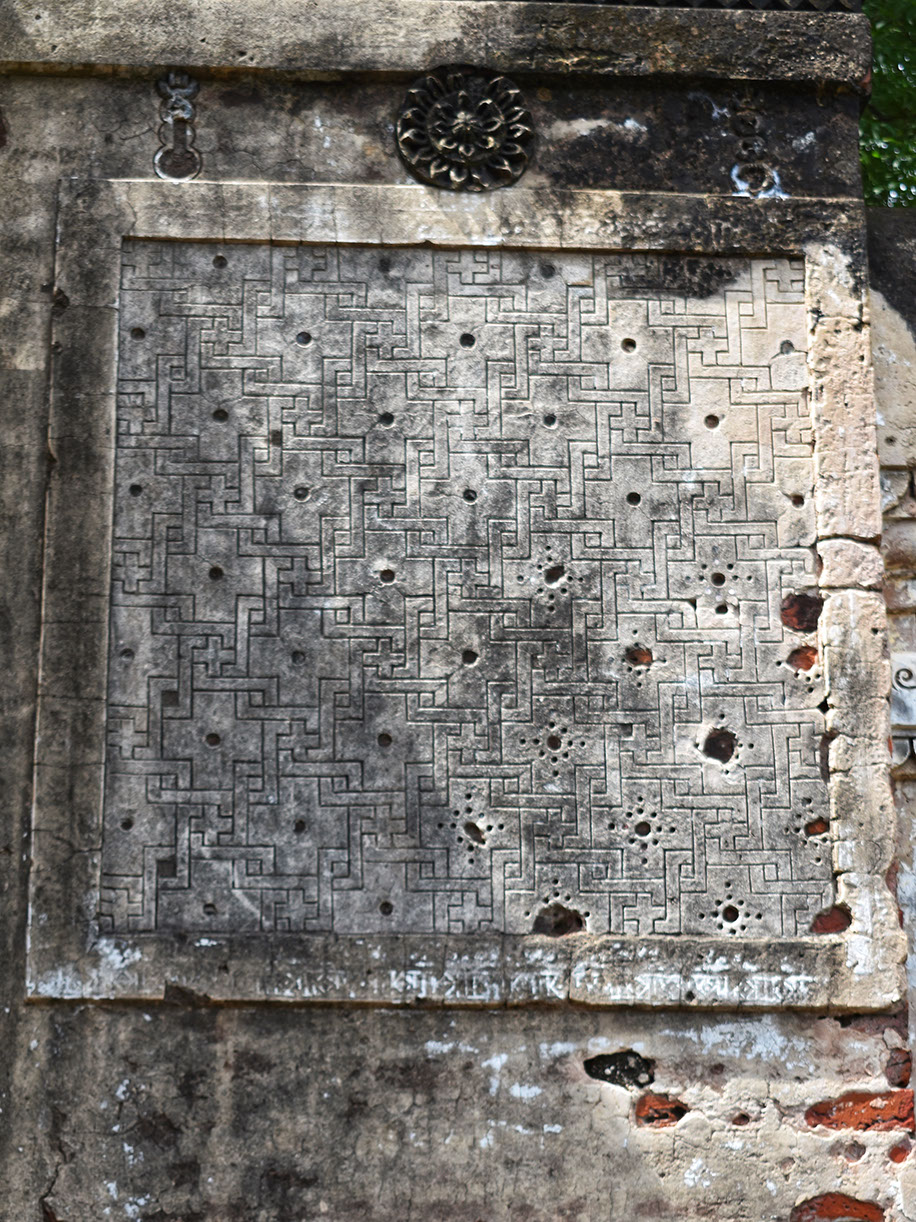 An outline of Vidyadhar Vav's structure is found on the walls