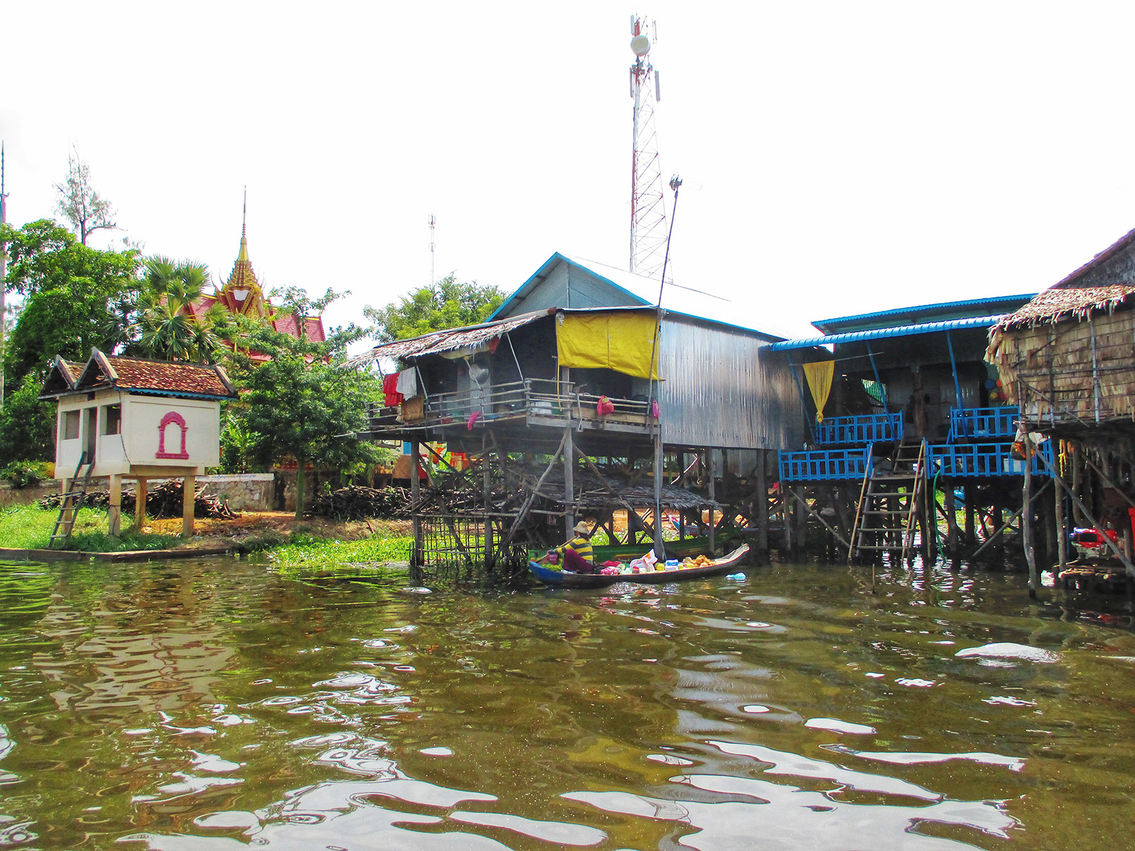 Floating village of Kampong Phluk has its own Pagoda
