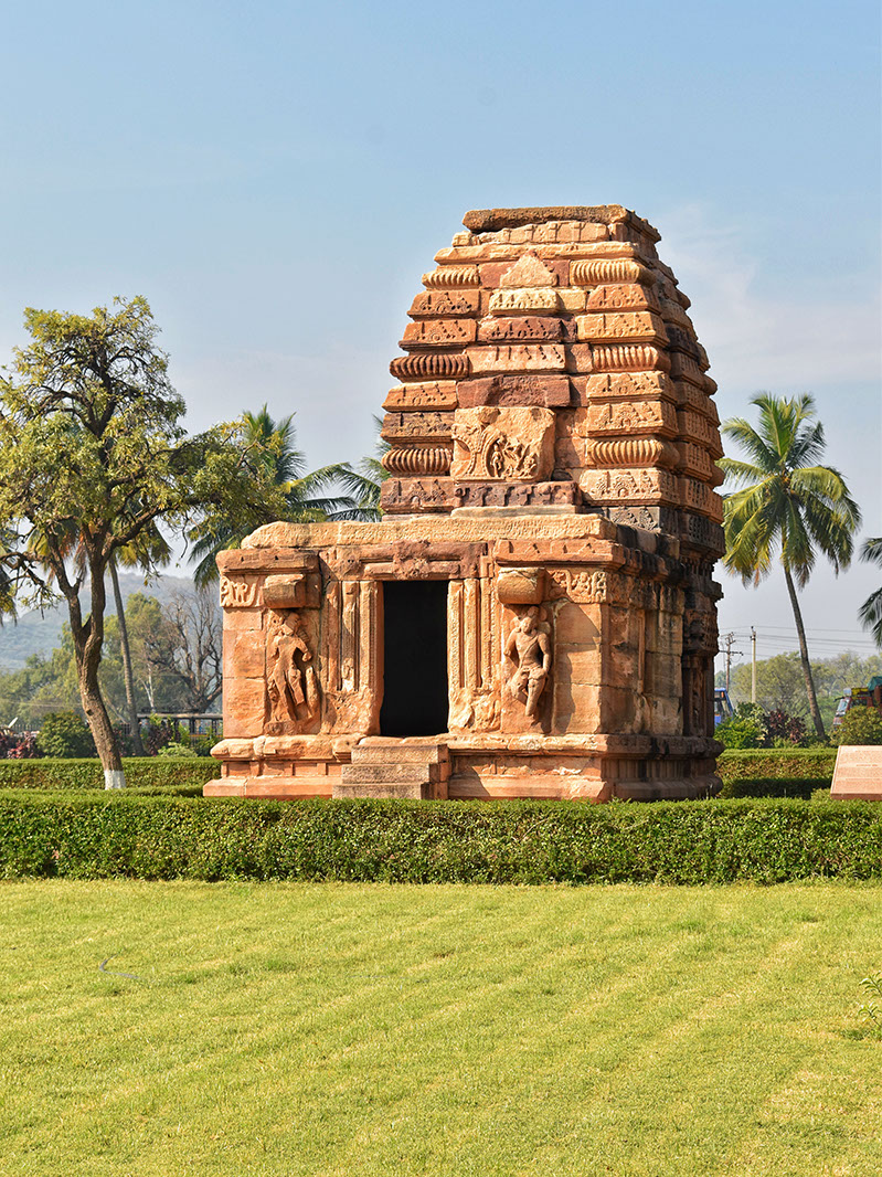 Kadasiddeshwara temple with Bhadra and Virabhadra at the entrance