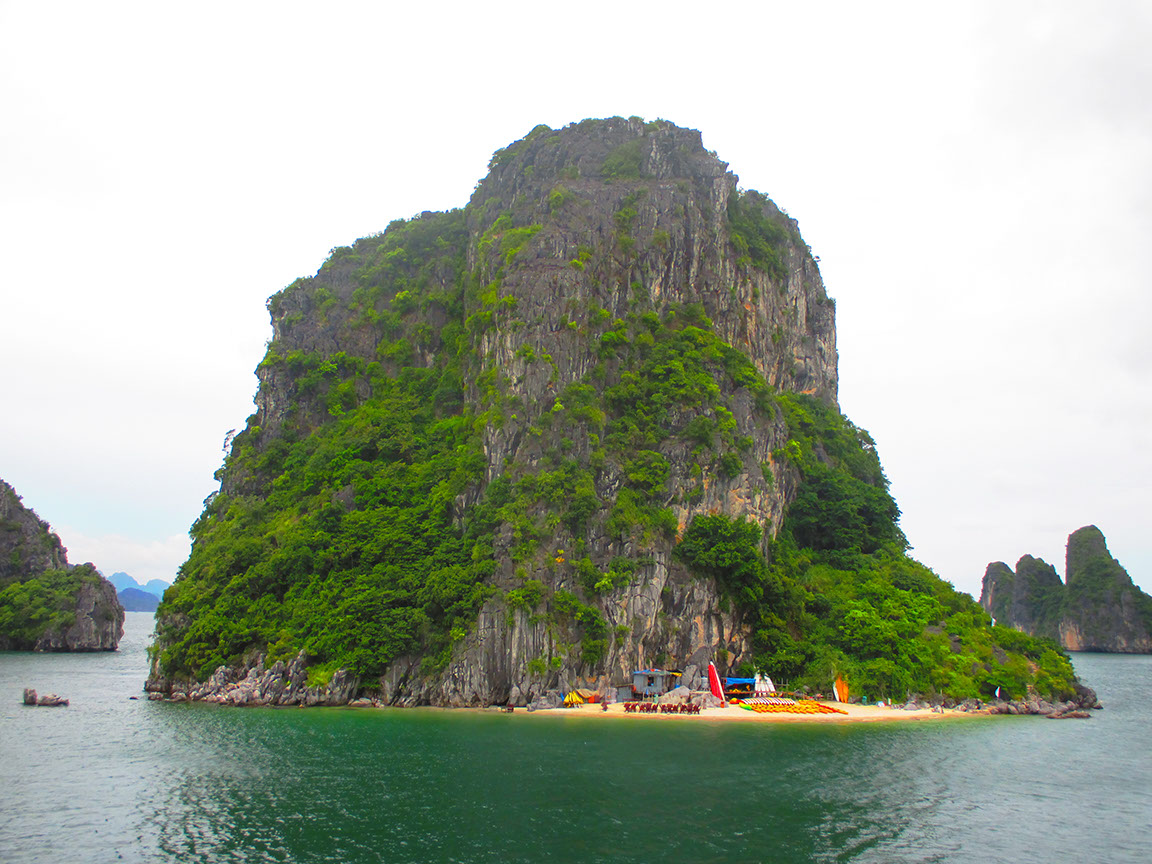 A picture-perfect location for beachside barbecue on Ha Long Bay cruise itinerary