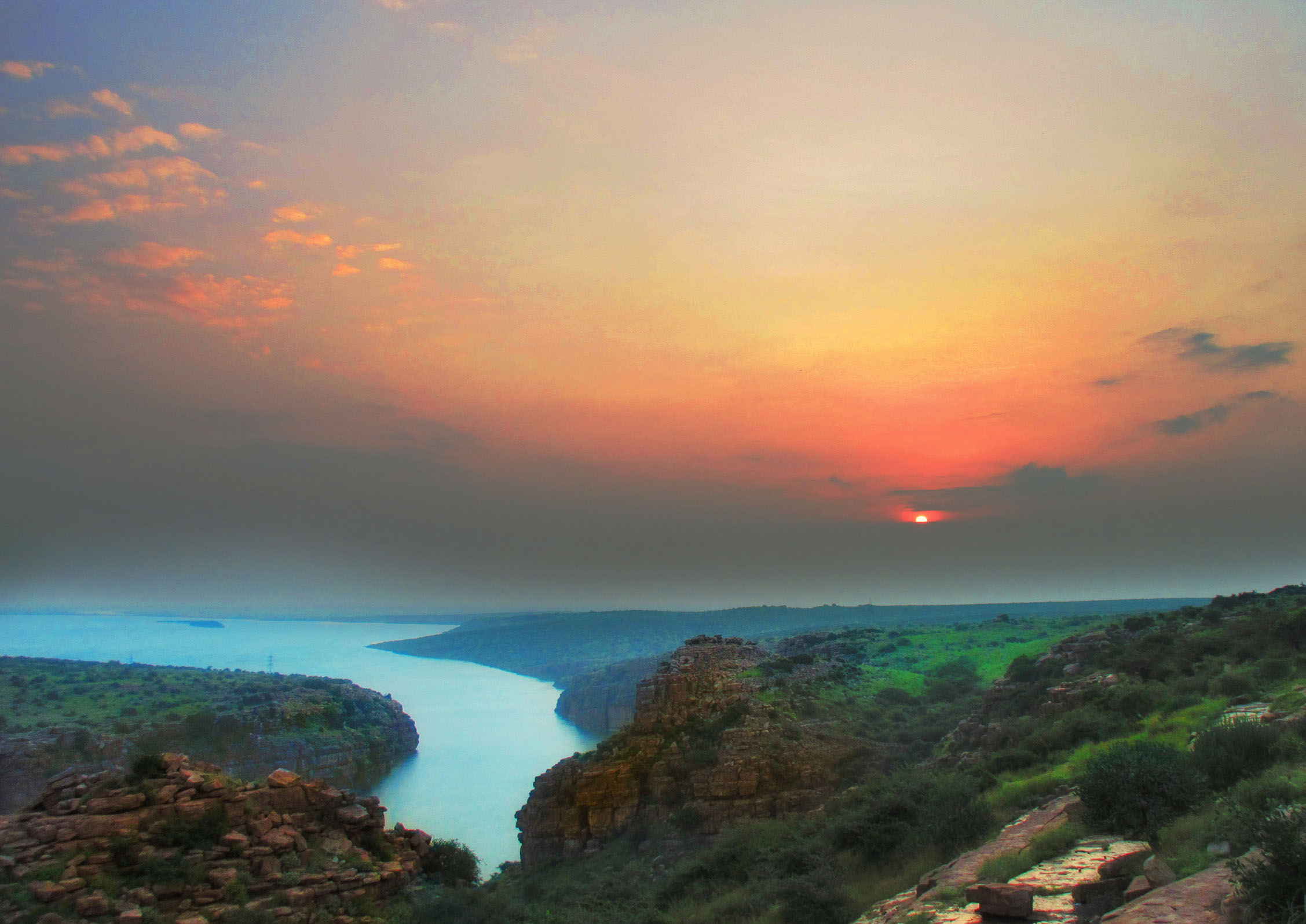 Sunrise at Gandikota canyon with mountains and river