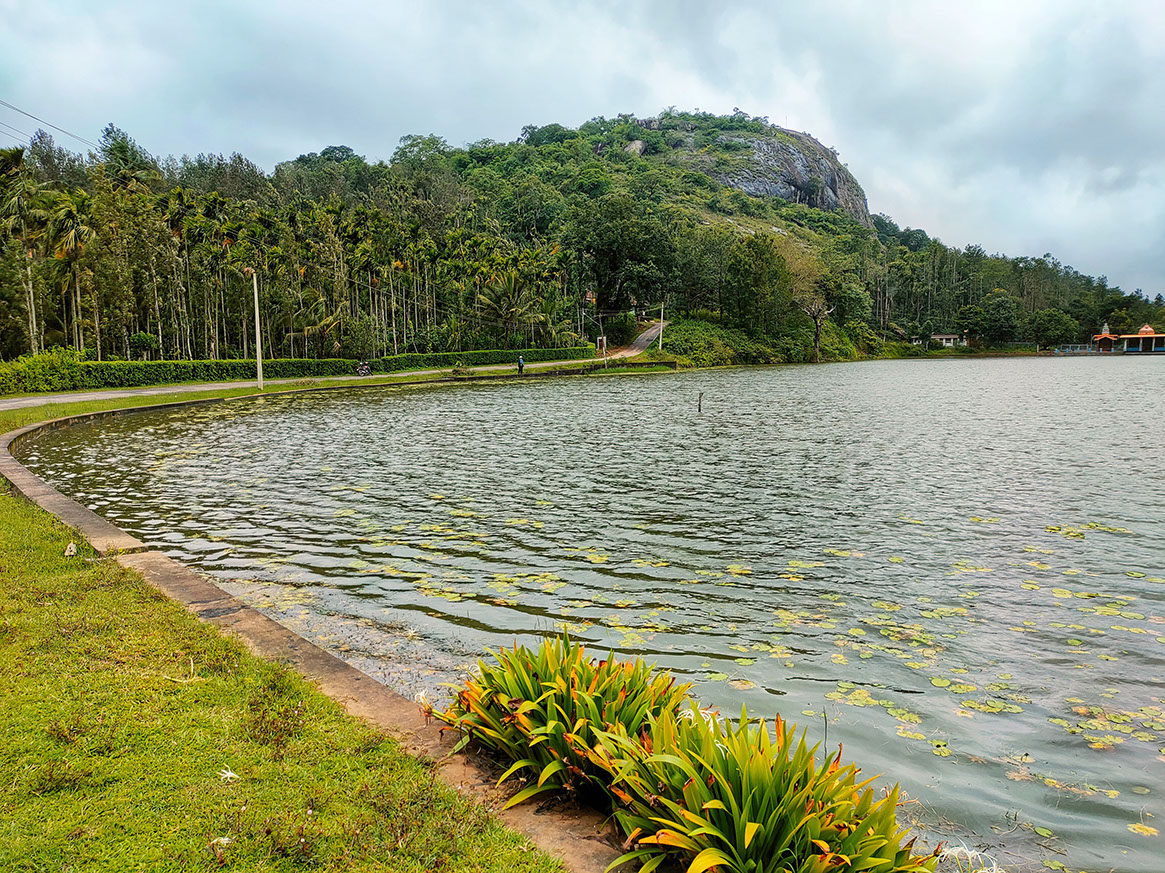Honnamana Kere Lake offers a spectacular view of the surroundings .