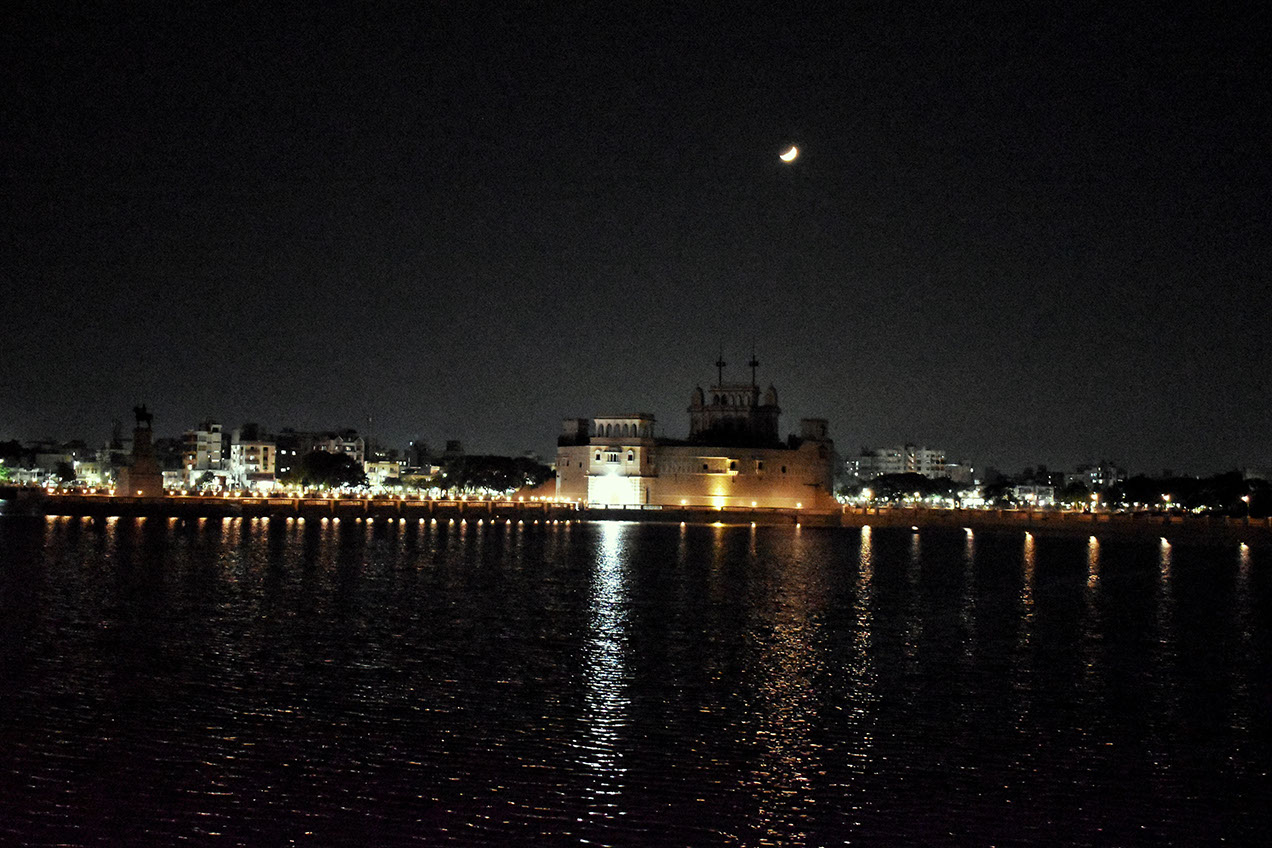Night view of the Lakhota Palace and Lakhota Lake