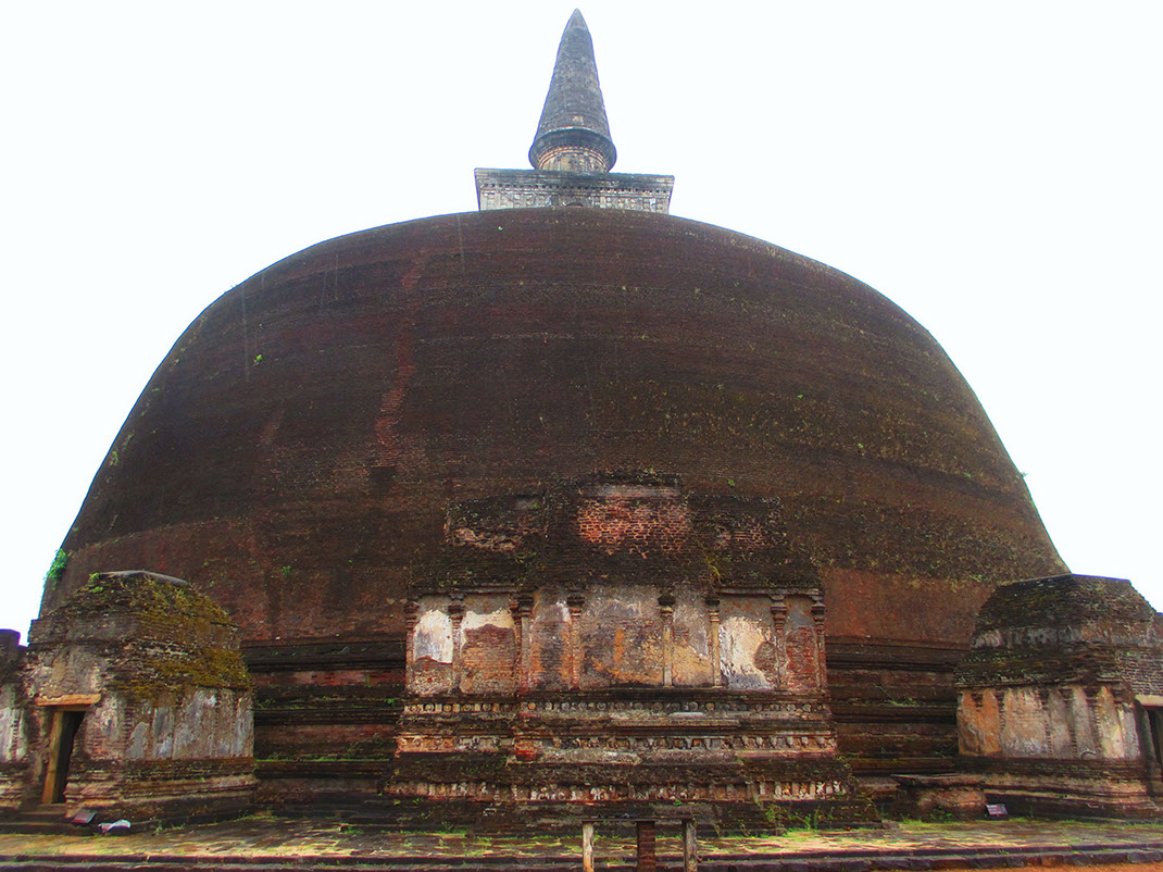 Rankoth Vehera Panadura: the biggest dagaba in Polonnaruwa